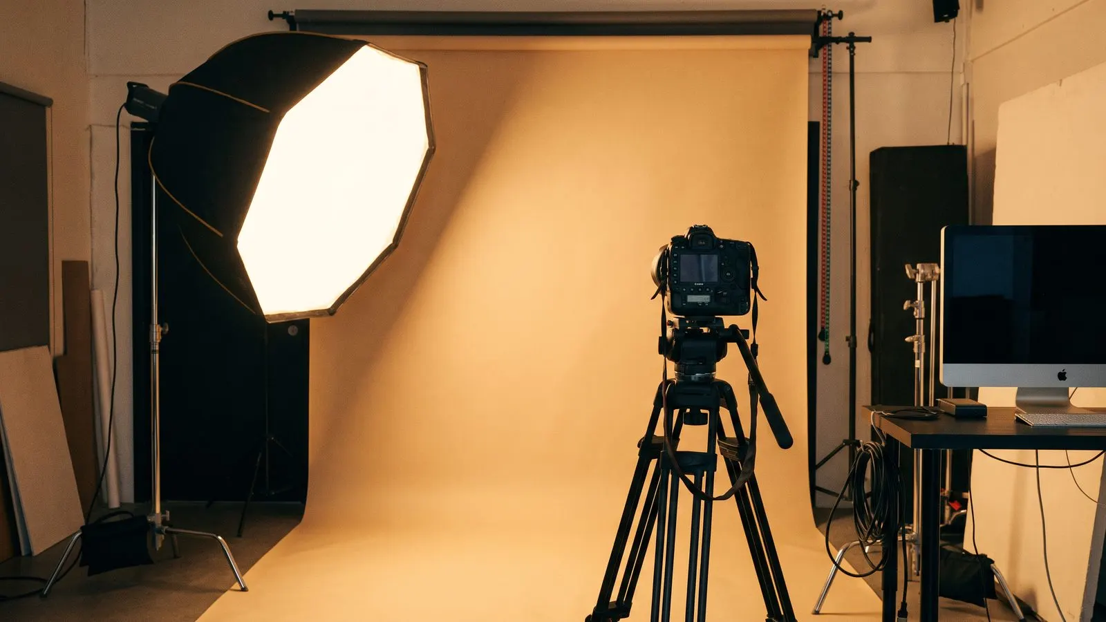Fotostudio mit Softbox Hintergrundkarton und Kamera auf Stativ