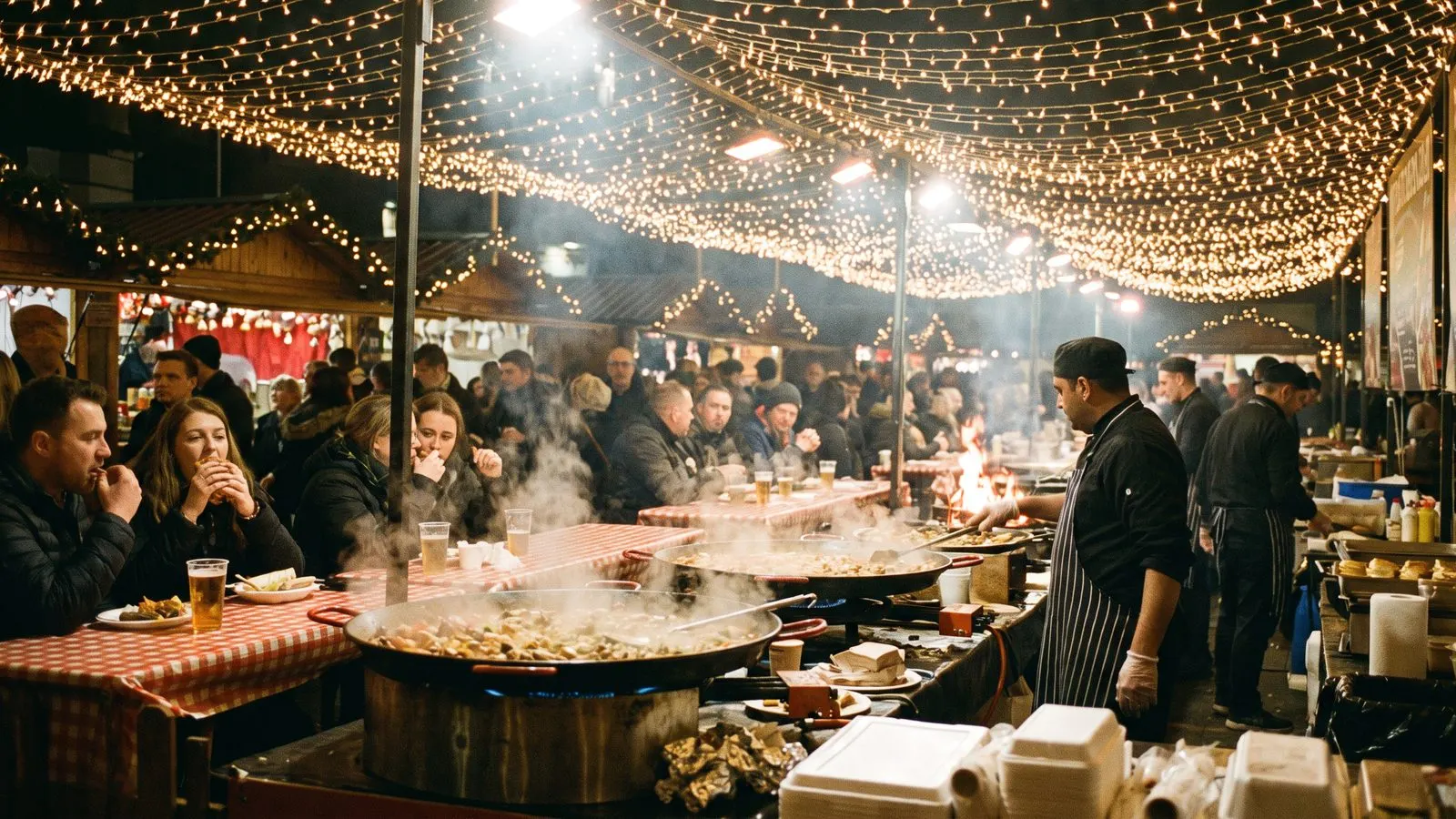 Abendliches Food-Festival mit Lichterketten und Marktstaenden