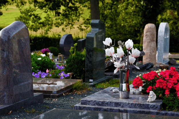 Friedhof Mannheim mit Grabsteinen und Blumen, ruhige Atmosphäre.